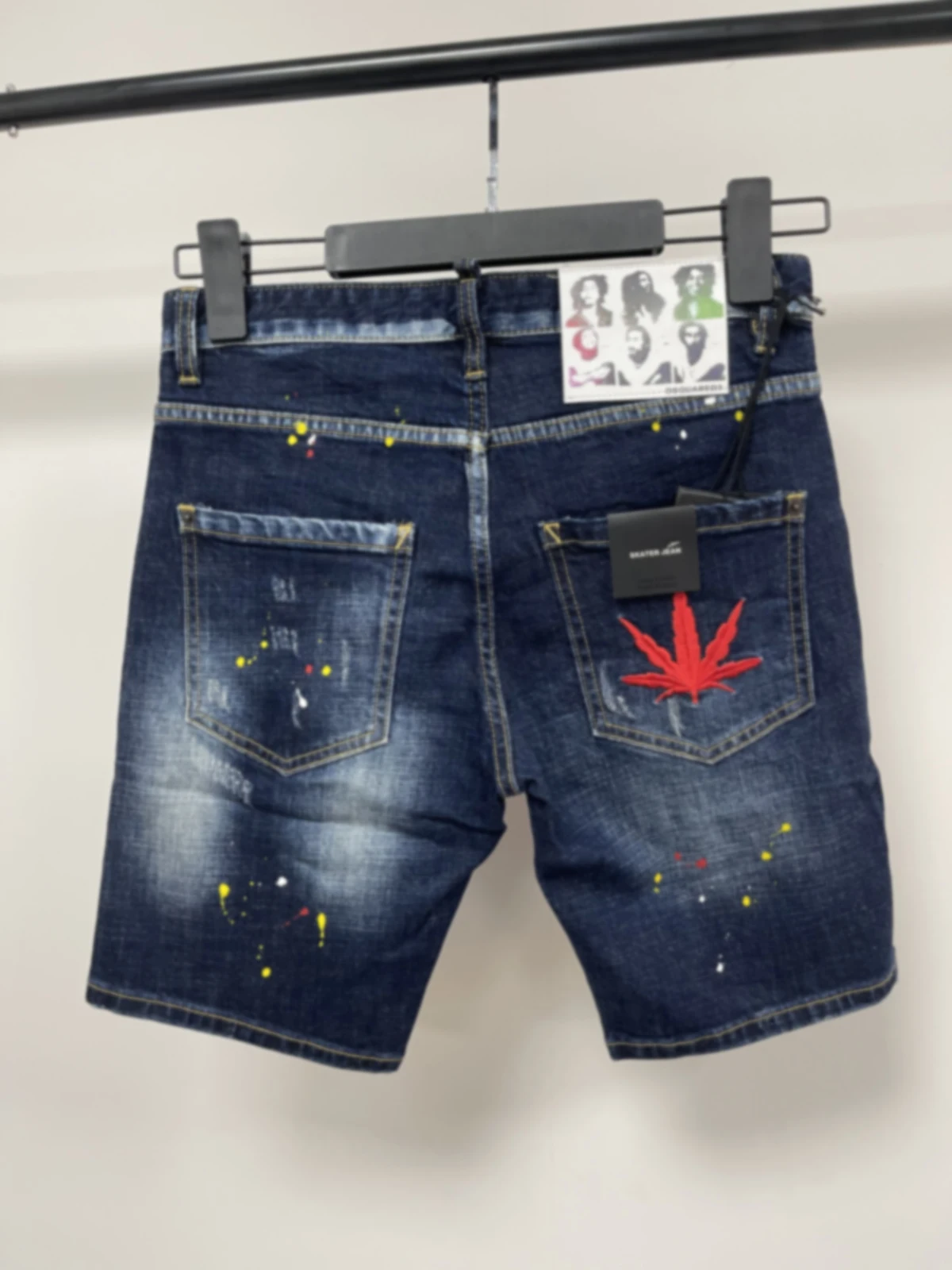 

2024 Spring/Summer New D2 Jeans for Trendy Men with Worn Hole Patches, Paint Slimming, Micro Elastic Blue Denim Shorts for Men