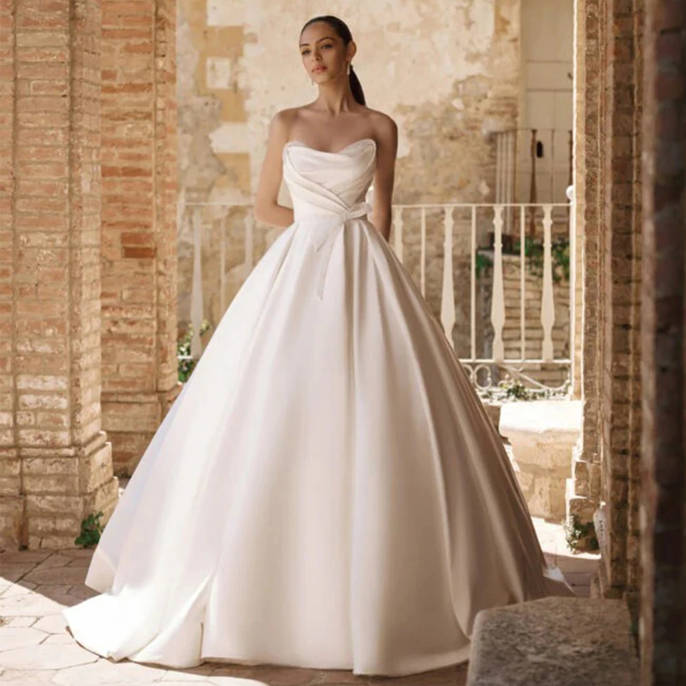 Splendido abito da sposa senza spalline senza maniche pieghe a-line in raso elegante aperto sul retro da sposa lunghezza del pavimento abiti da treno con lacci