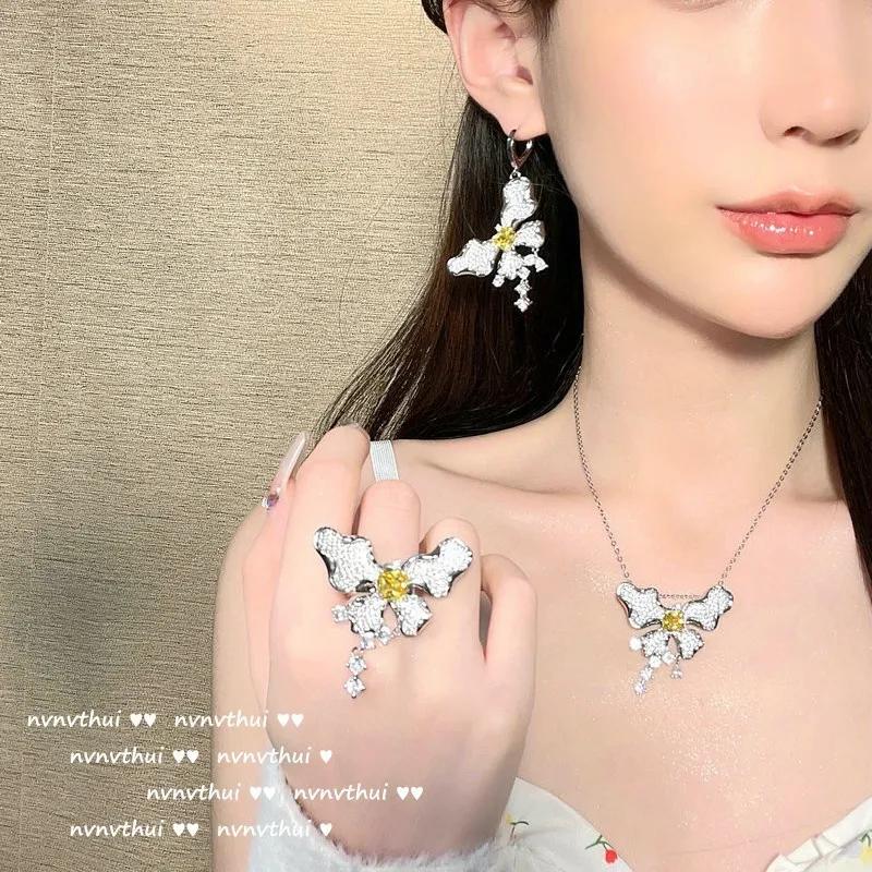 

Lake Reflection Goose Yellow Gemstone Butterfly Brooch Designer Plated18KGold Color Gemstone Zircon Bowknot Water Drop Necklace