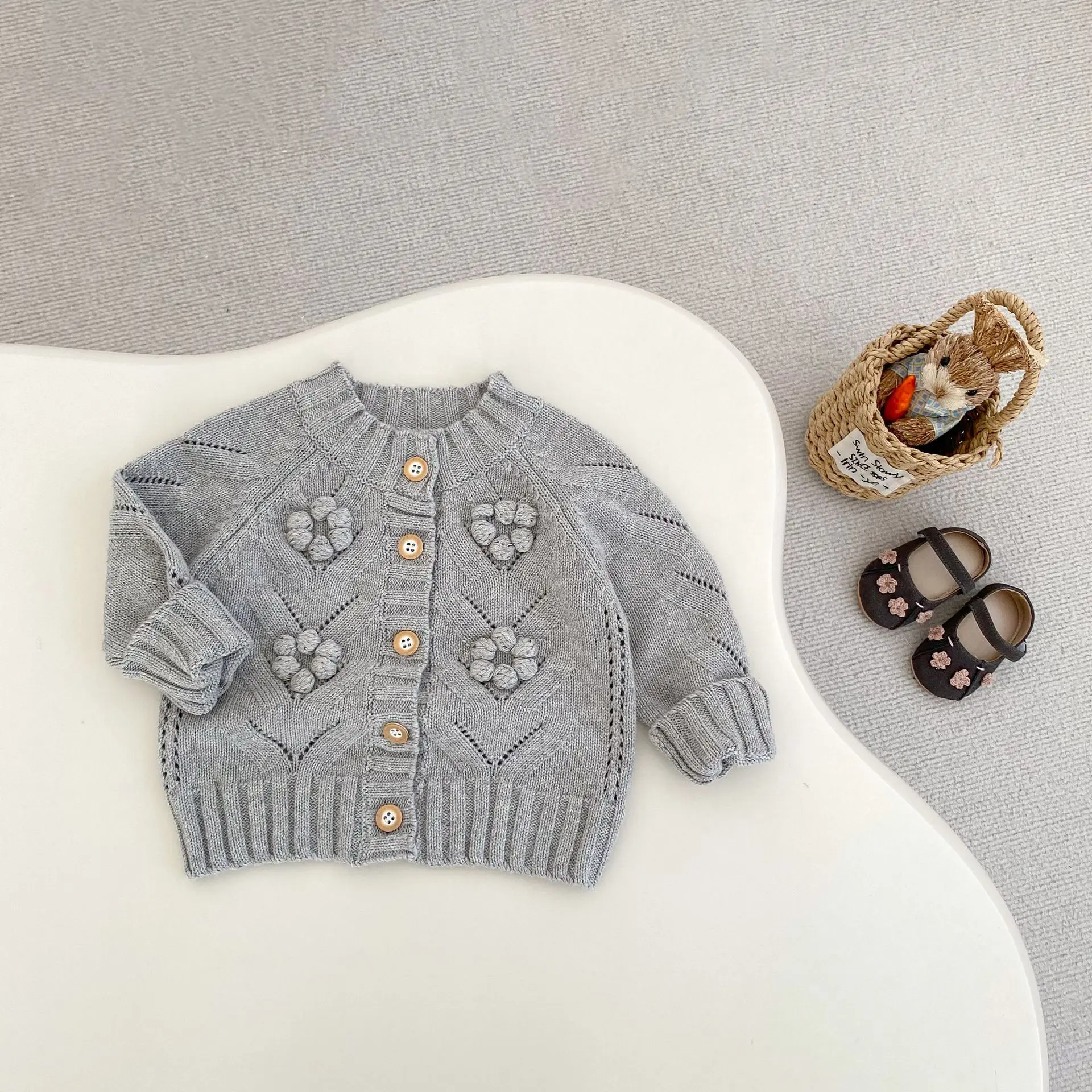 

Autumn new 0-3 year old baby clothing, exquisite baby girl handmade crochet ball ball long sleeved round neck cardigan