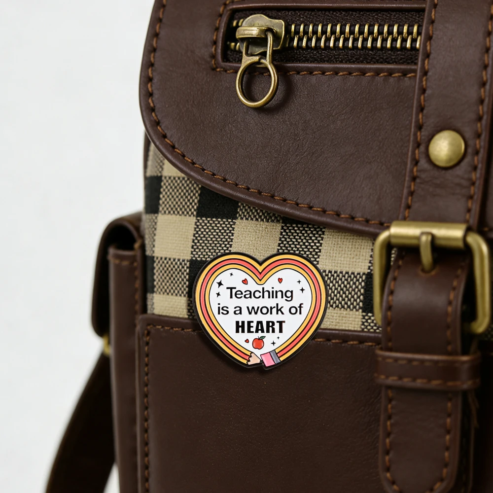 Lehren ist eine Arbeit des Herzens Emaille-Pin Bunte Herzen Doodle Bleistift-Brosche Geschenkidee Lehrer Positives Apfel-Accessoire Abzeichen – Detail 6