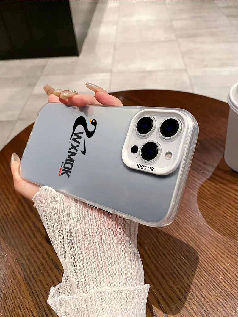 WXMOKブランド柄入りスマホケース iPhone 17 16 15 Plus 14 13 12 11 Pro Max X XS XR 7 8 SE 17Pro対応 カラーシルバー背面カバー ファンダ