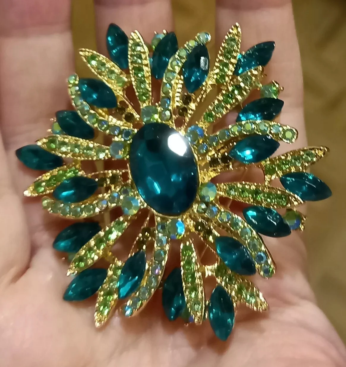 Luxury Women Men Sparkly Crystal Shining Badges Brooch Clssic Exquistie Middle Design Rhinestone Flower Pin Accessories For Lady