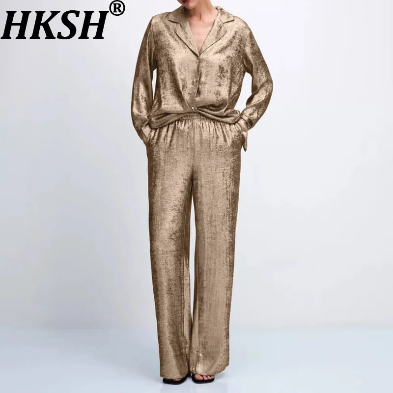 

Новинка весны 2026: Женский повседневный комплект из двух предметов – рубашка с отложным воротником и длинными рукавами, брюки с широкими штанинами на резинке. Тренд HK19091