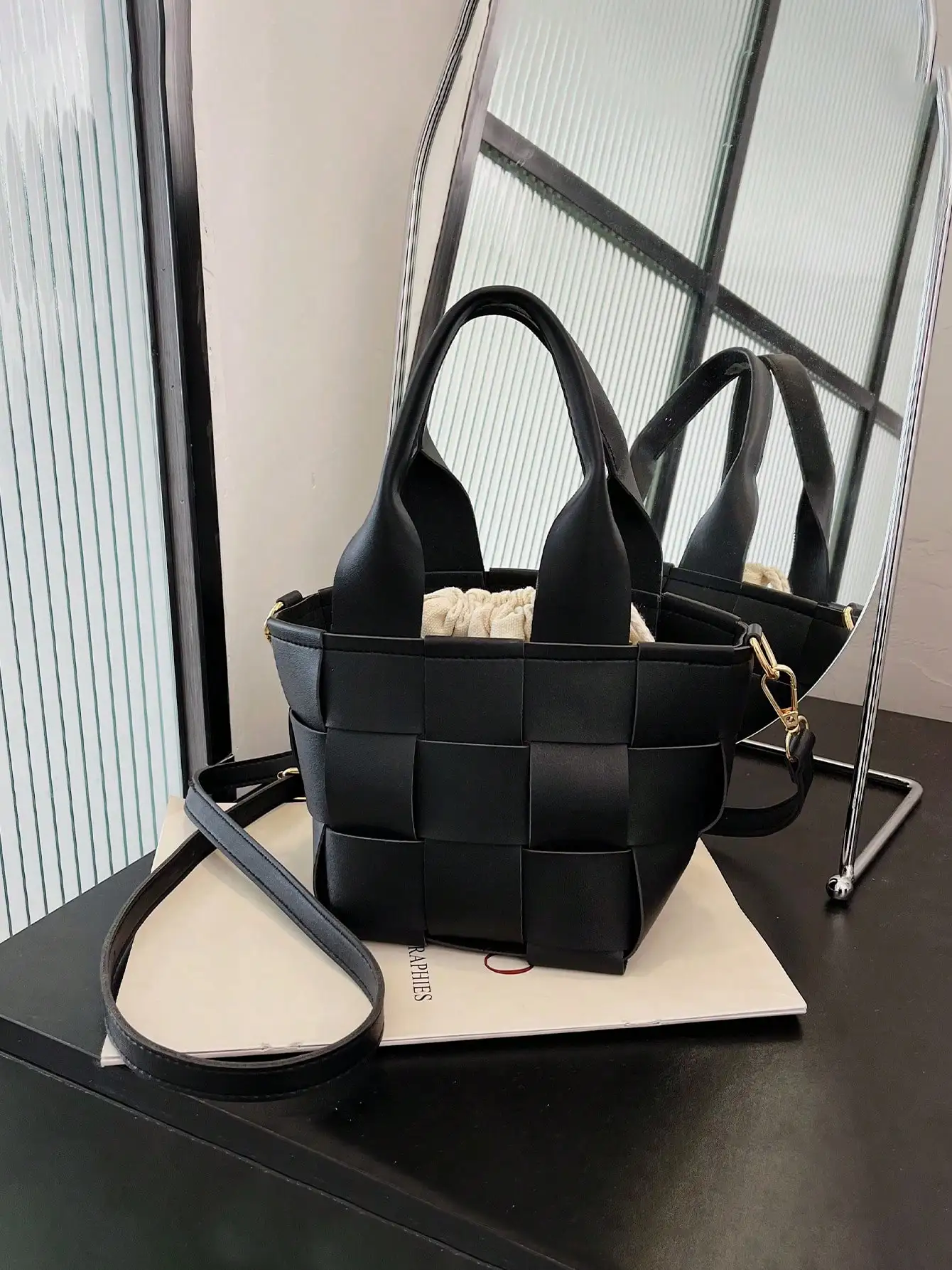 Modische, minimalistische, karierte Bucket Bag, leicht, mit verstellbarem Riemen, Damen-Handtasche mit Tragegriff für Urlaub, Reisen und den Alltag – Detail 11