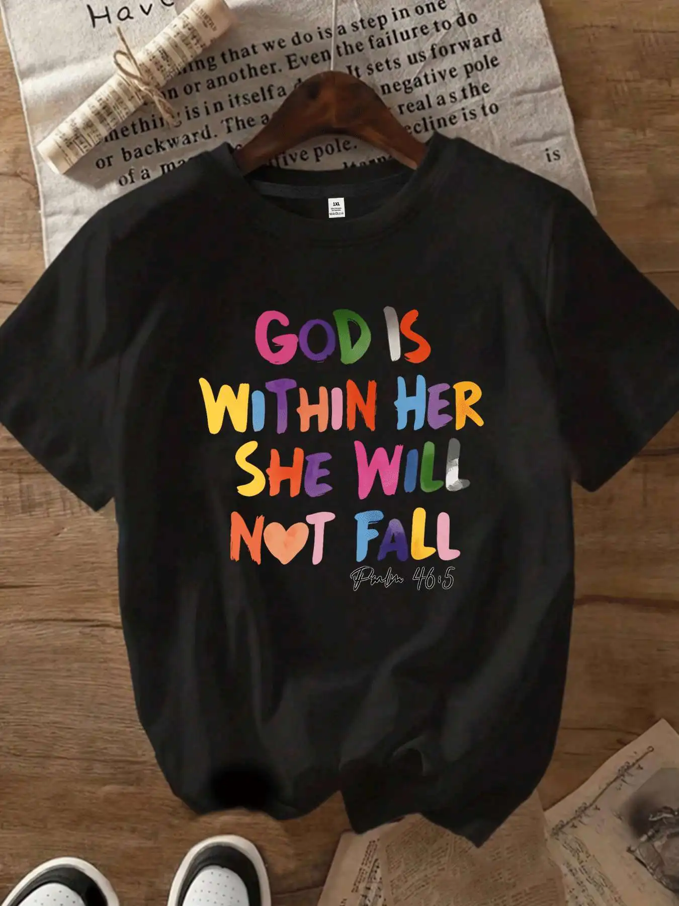 【3352599】تيشيرت نسائي بمقاس كبير ورقبة دائرية وأكمام قصيرة مع نصف كم مرن ومطبوعات عصرية #1