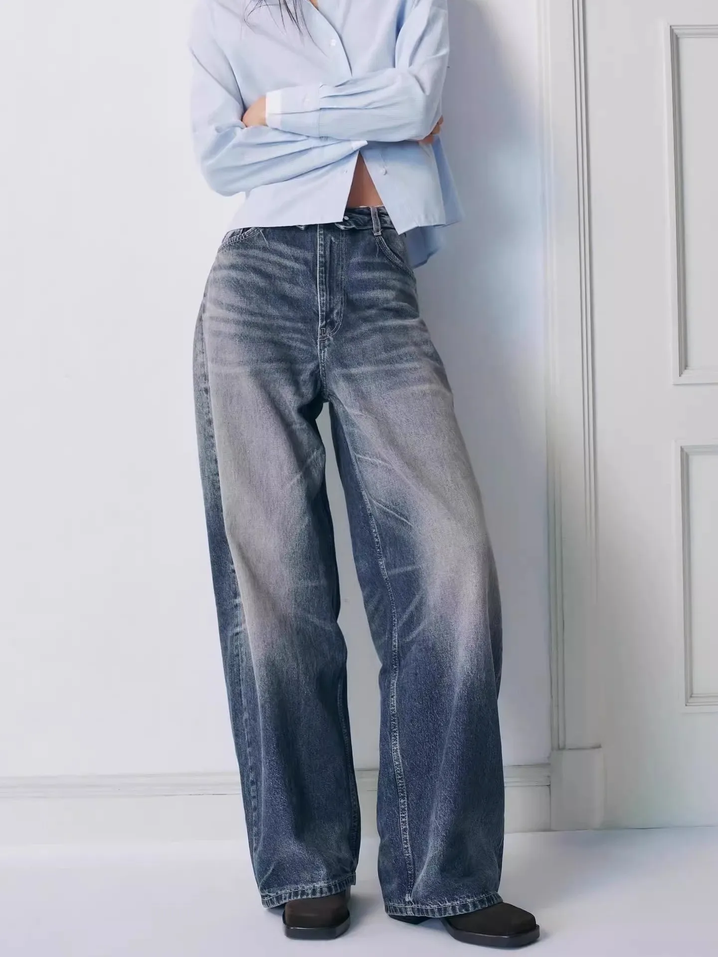 

Fall 2025 New Women's Design Sense Hole Details mid Waist Flip Waist Body Jeans Loose Fit Natural Waist Denim Fabric Zipper