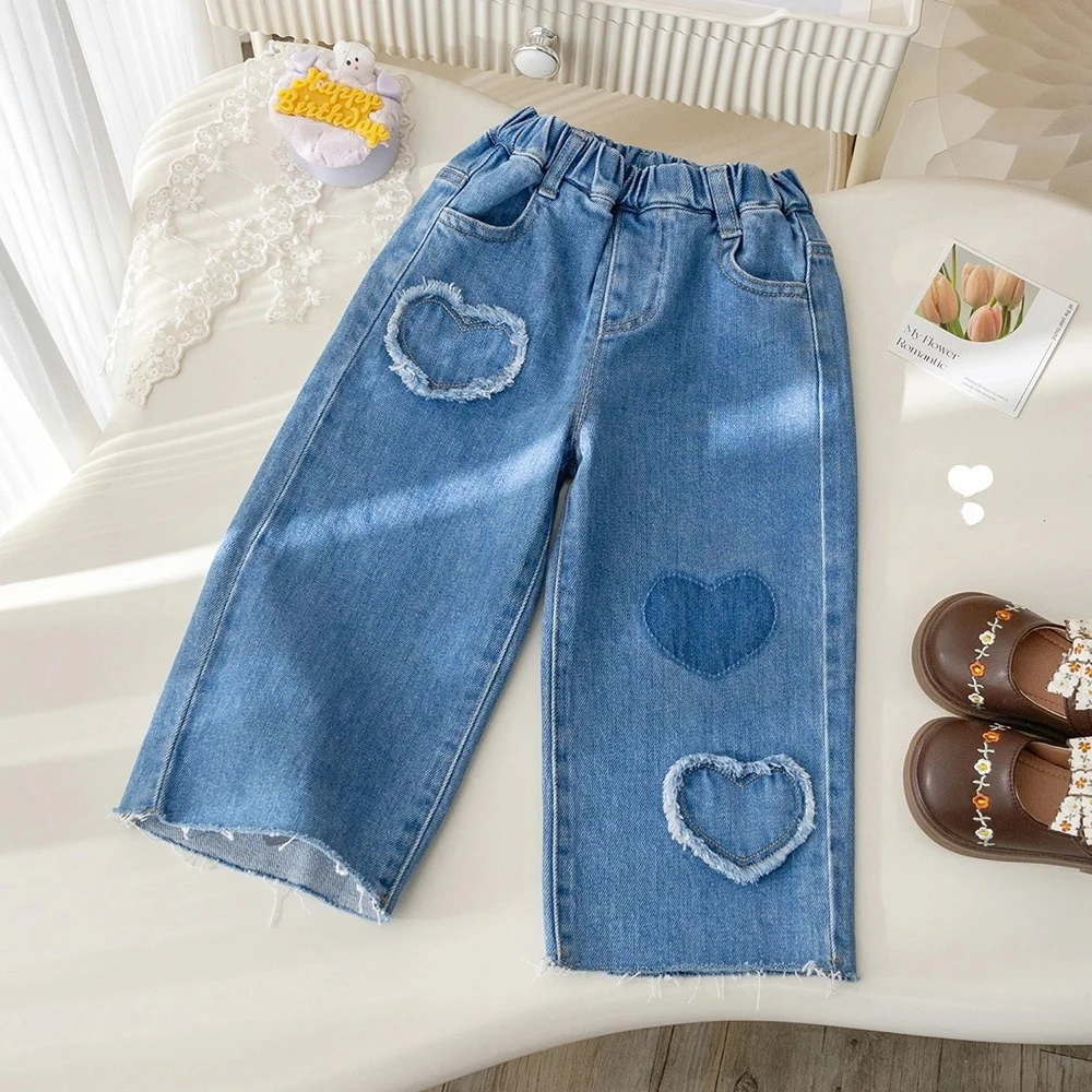 

Синие джинсовые брюки для девочек, новинка 2025 года, детские джинсы с эластичной резинкой на талии и сердечками в стиле пэчворк, детская одежда, повседневные свободные прямые джинсовые брюки