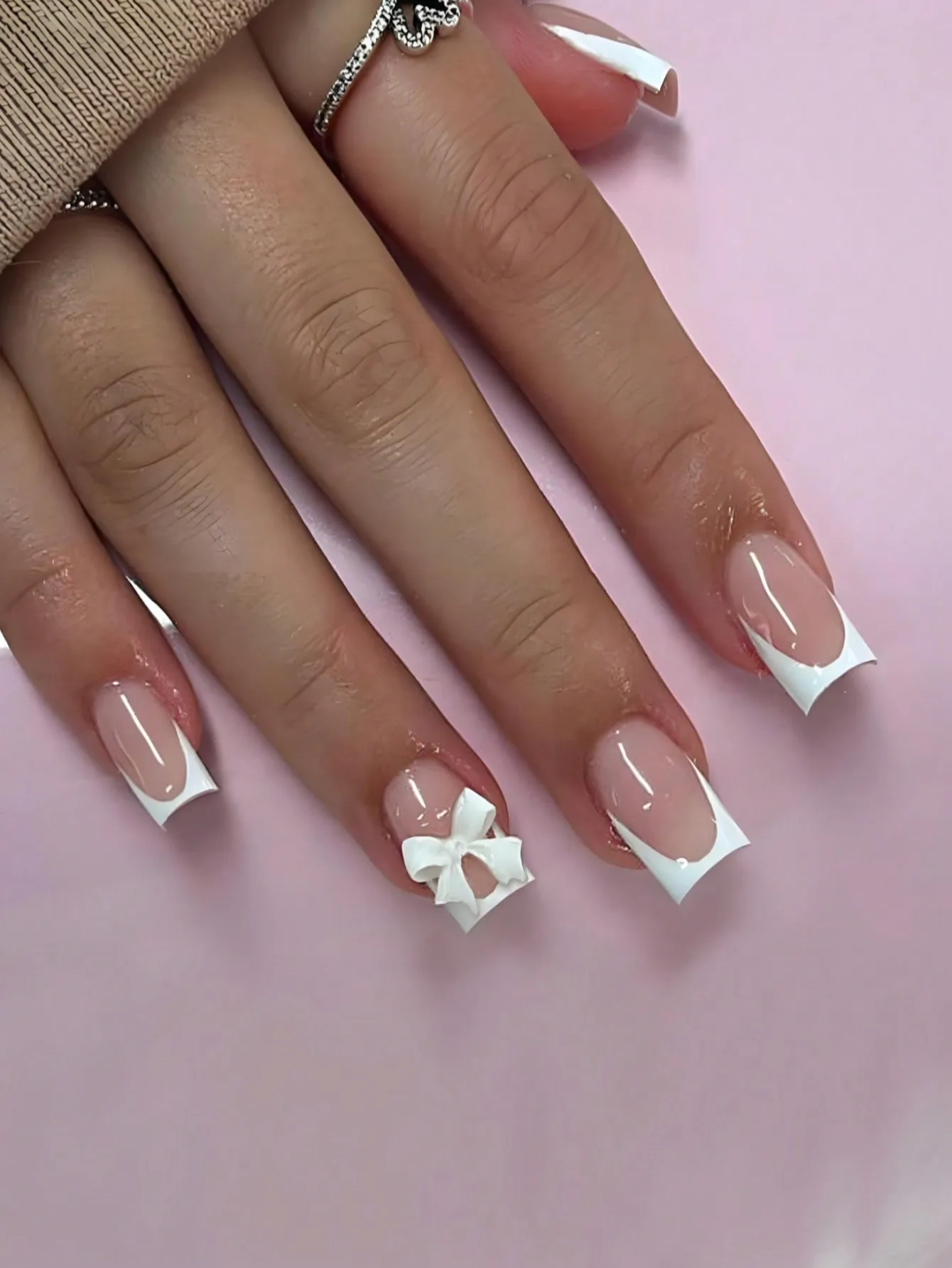 

24Pcs Short Square French Press-On Nails Set With White French Tip & Bow Design, Glossy Finish, Comes With 1Pc Jelly Gel And 1Pc