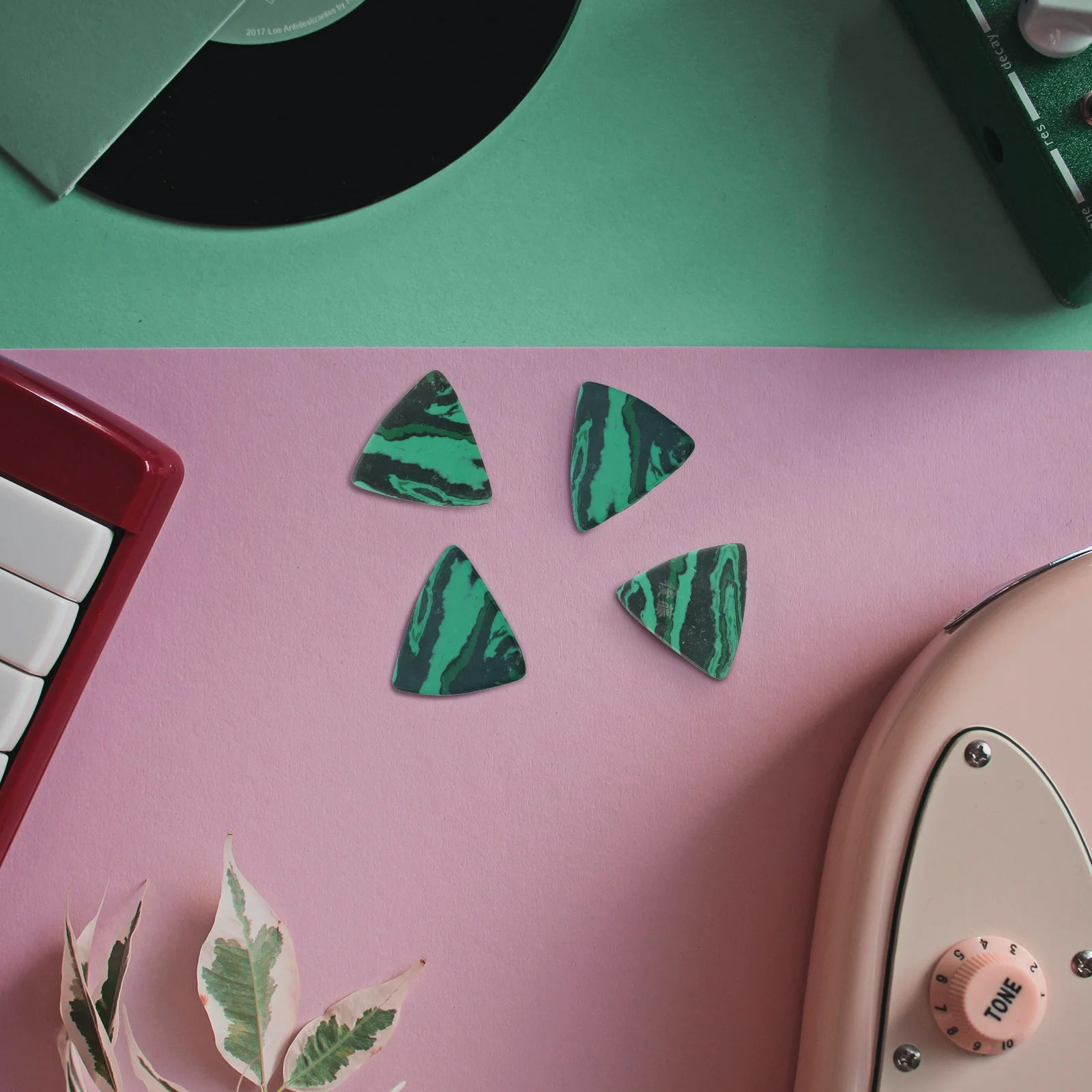 

1Pcs High-Quality Emerald Guitar Pick Durable Smooth Portable for Electric Acoustic Bass Ukulele Musical Performance