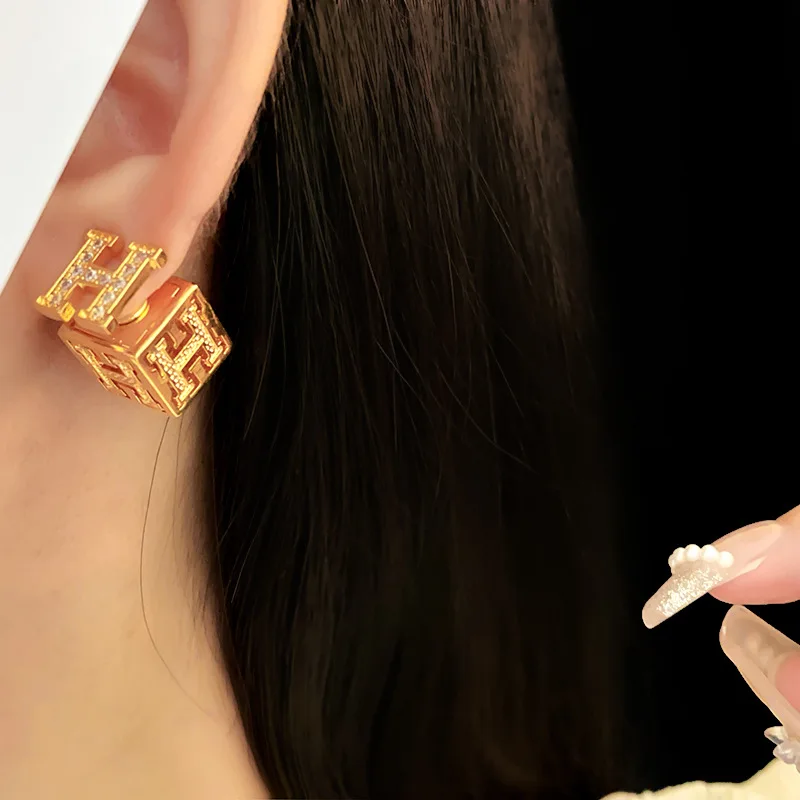 أقراط مجوفة بأحرف مربعة من الزركون للسيدات - أقراط بأحرف مربعة - أقراط مجوهرات بتصميم عصري وفاخر