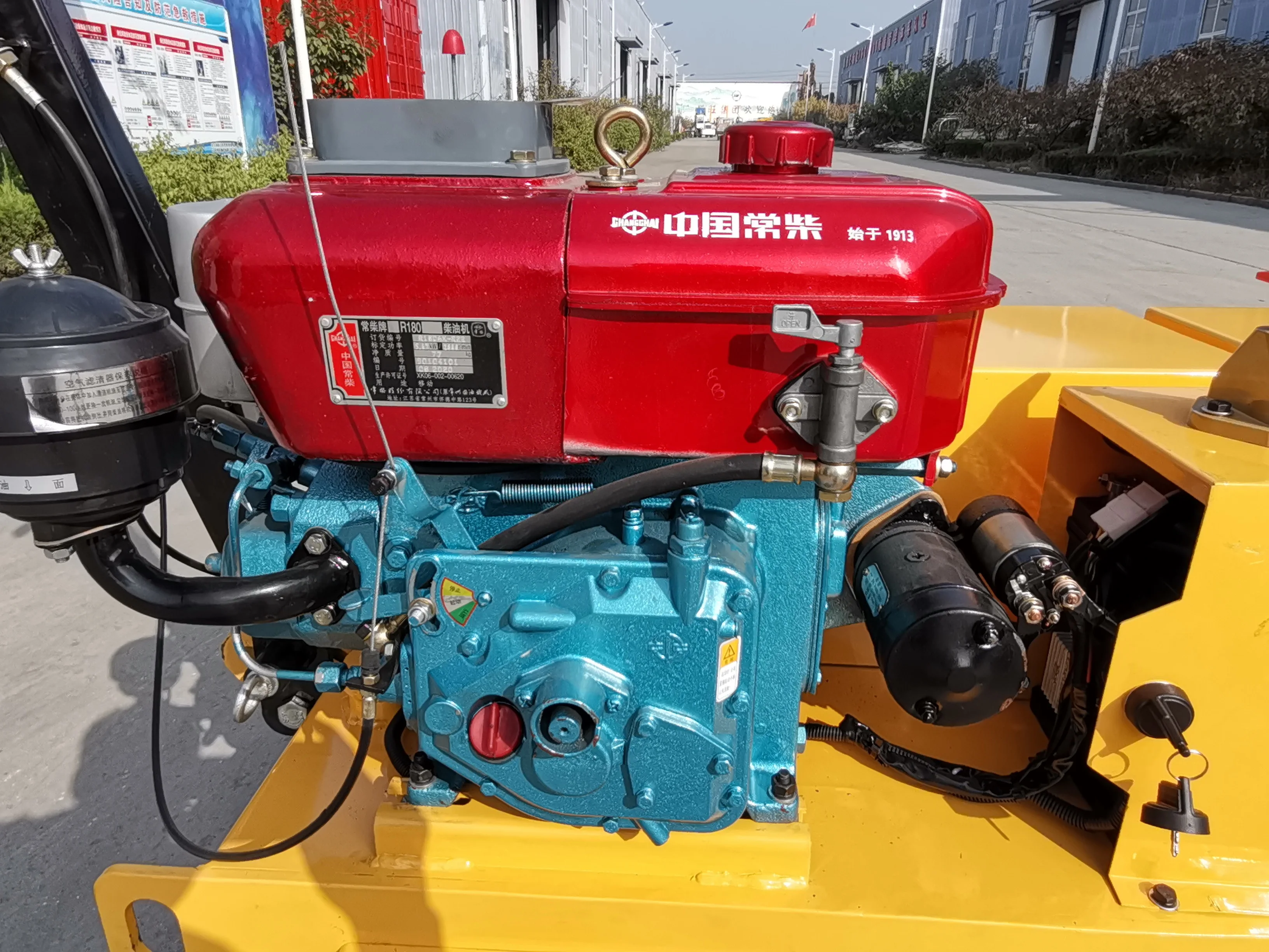 آلة ضاغط الأوساخ الخرسانية اليدوية اليدوية الاهتزازية الهيدروليكية الصغيرة