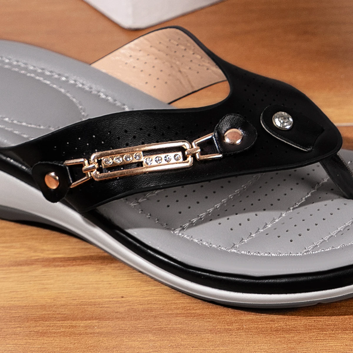 Sandalias de playa con cuña y botón de Metal para mujer, chanclas de ocio con plataforma exterior, a la moda, novedad de verano, 2024