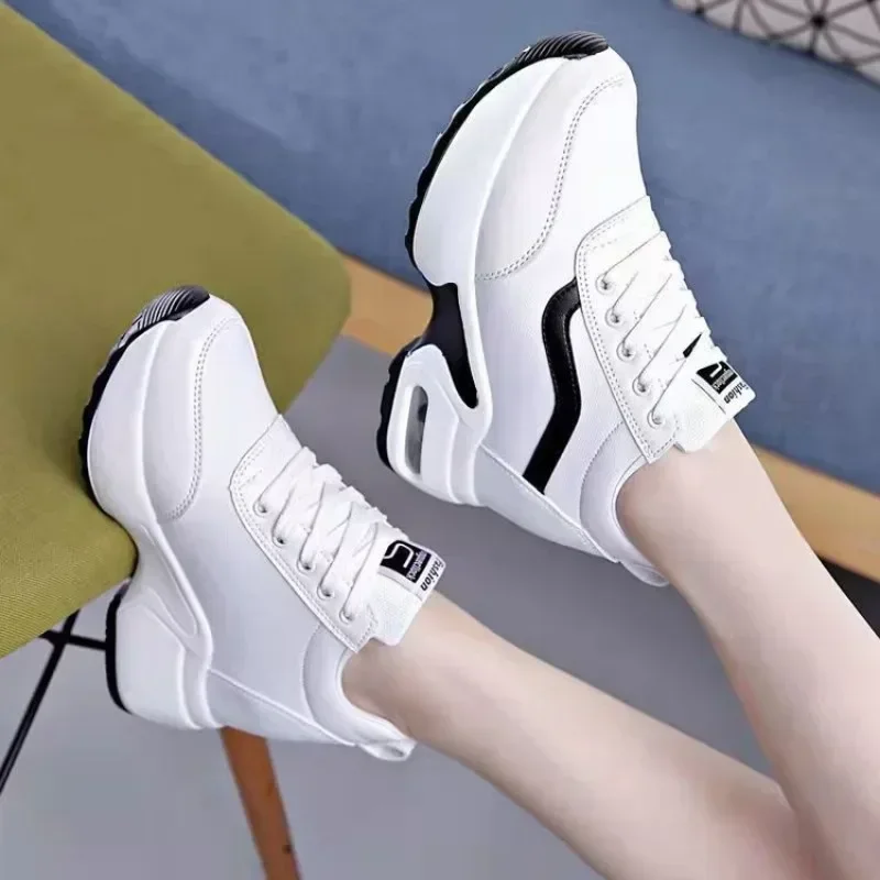 Kobiety 2024 Wiosna Casual Platform Shoes Fashion High Heels Woman Wedges Sneakers Shoes 8 CM Height Increasing Outdoor White Shoes