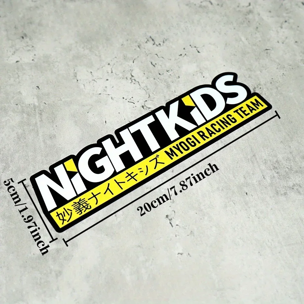 قطعة واحدة من ملصق فريق سباق NightKids العصري - ملصق زخرفي قابل للإزالة، نمط الانجراف المميز للثلاجة واللوازم المدرسية والمرآة