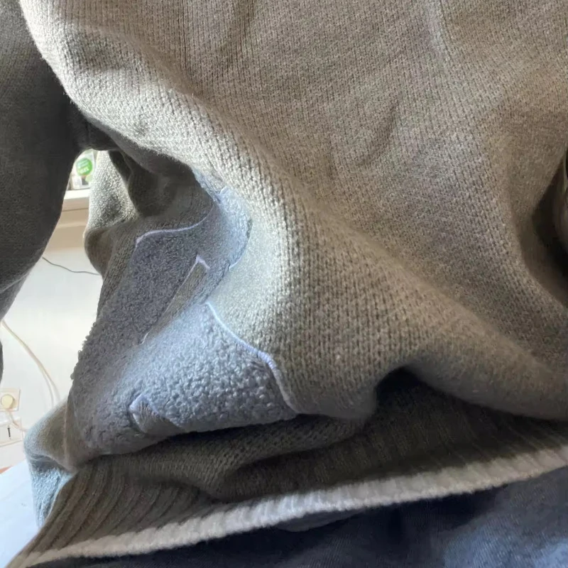 เสื้อสเวตเตอร์ไหมพรมสีเทา คอกลม ลายยอดนิยมสไตล์ยุโรปอเมริกัน สำหรับฤดูใบไม้ร่วงและฤดูหนาว แบบ Y2K ให้ความอบอุ่น เหมาะสำหรับทั้งผู้ชายและผู้หญิง