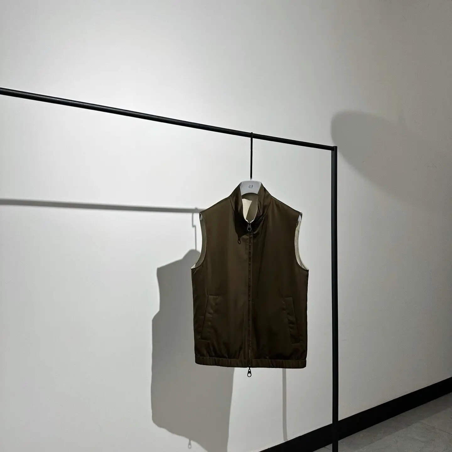 Luxury and simple double-sided!! Double-sided bomber jacket, the sleeveless style of the iconic double-sided bomber jacket