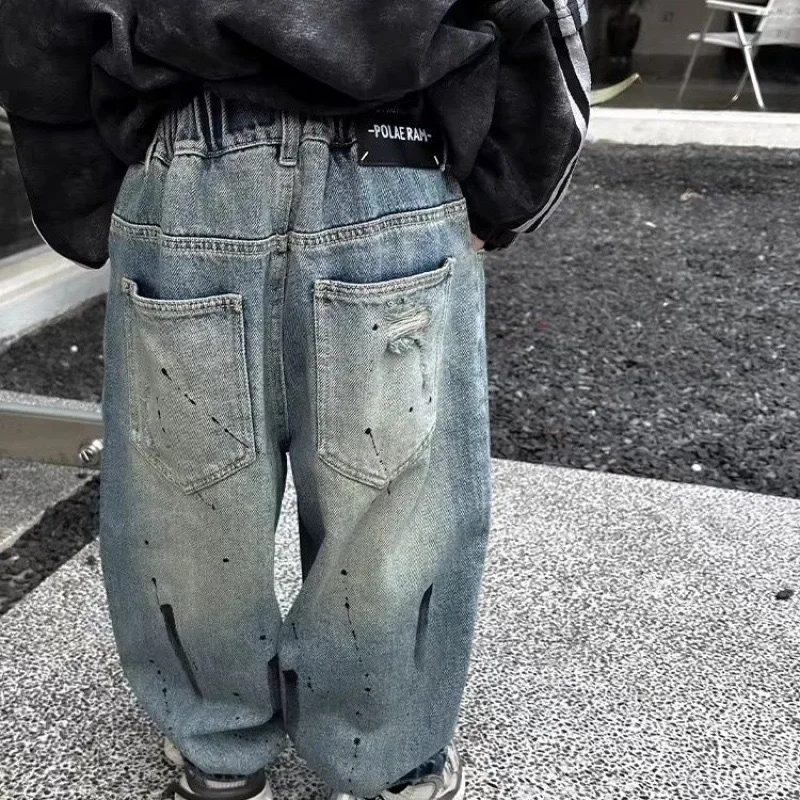 Nuovo 2025 Ragazzi Moda Lettera Graffiti Jeans Pantaloni lunghi Bambino Classico Strappato Pantaloni in denim larghi Bambini Primavera Autunno Abbigliamento