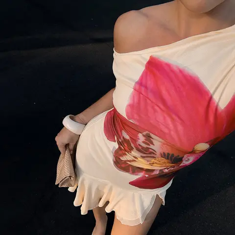 섹시한 비대칭 꽃 프린트 비치 드레스 2025 여름 민소매 프릴 여성 미니 드레스 캐주얼 하이 웨이스트 불규칙한 짧은 드레스