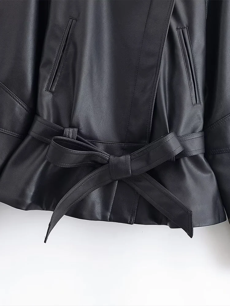 سترة نسائية جديدة على الطراز الأوروبي عصرية ومتعددة الاستخدامات بلون سادة مع تفاصيل وسحاب من الجلد الصناعي وحزام.