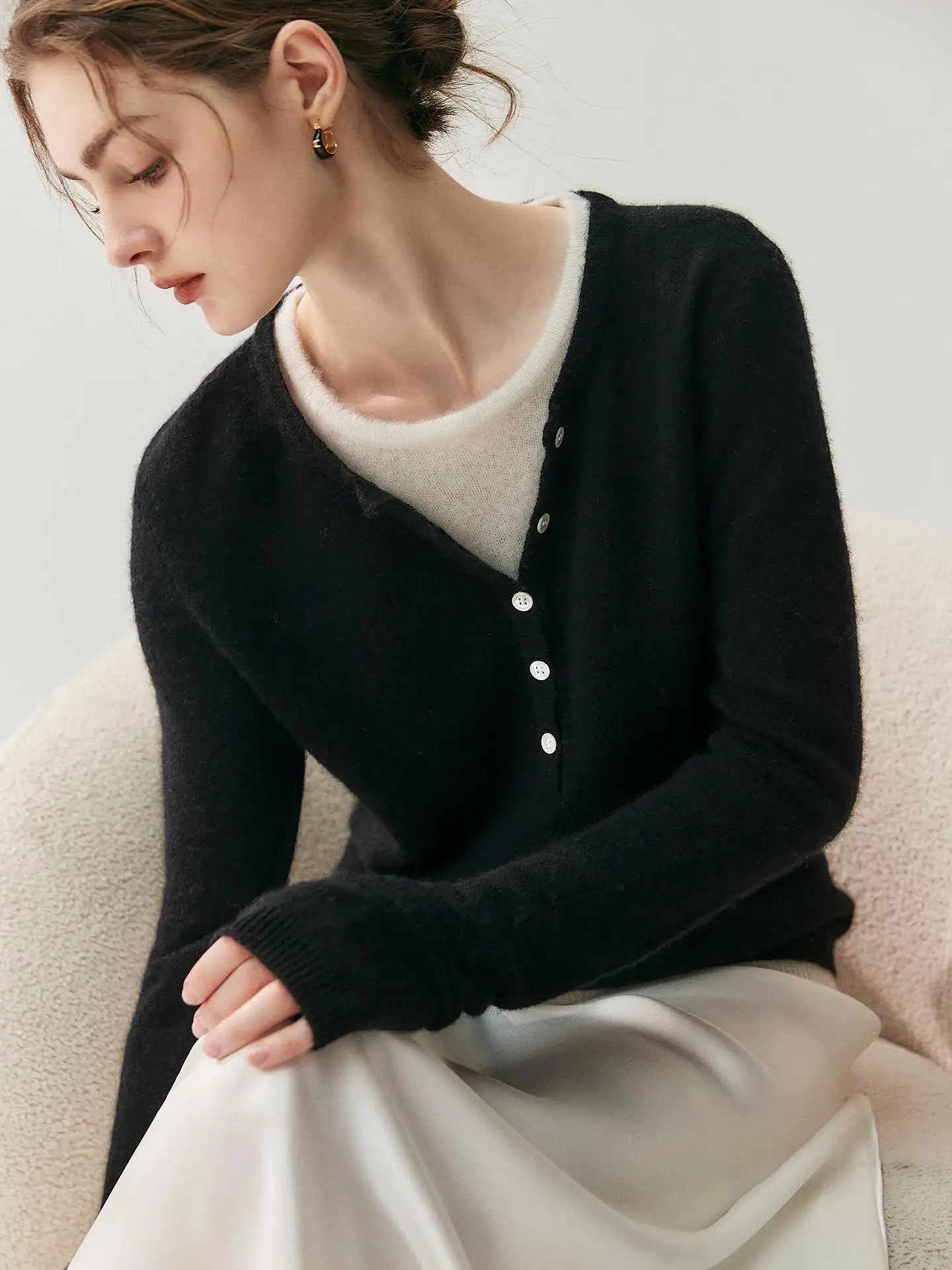 

Soft Camere Knitwear round Ne Sweater Women's Slim Fit Button up Design Winter Faion Comfortable Wool Blend Yarn Knitwear