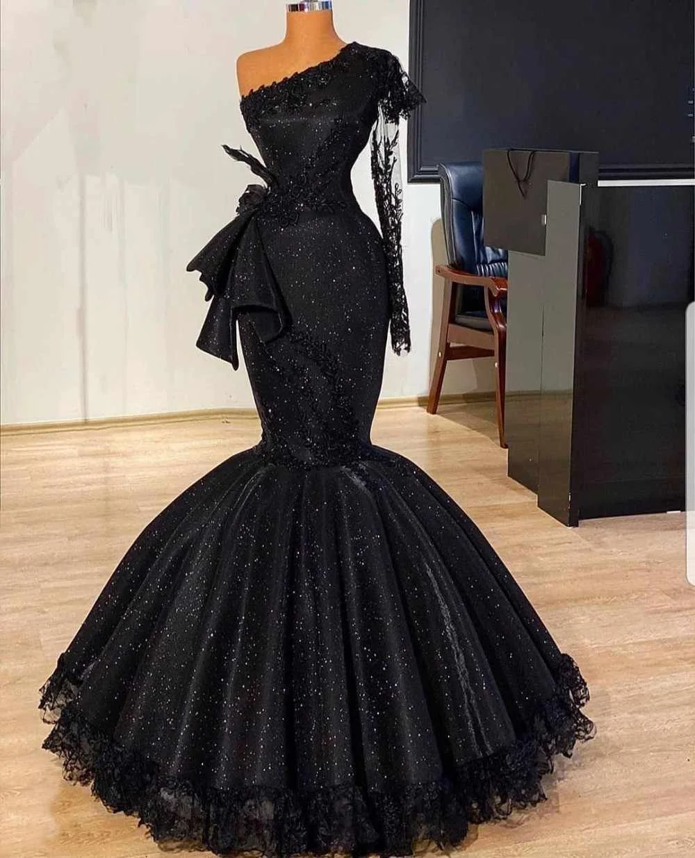 Elegant Black Single Shoulder Sleeved Evening Dress with Rose Belt Lace Studded Ball Dress for Girls