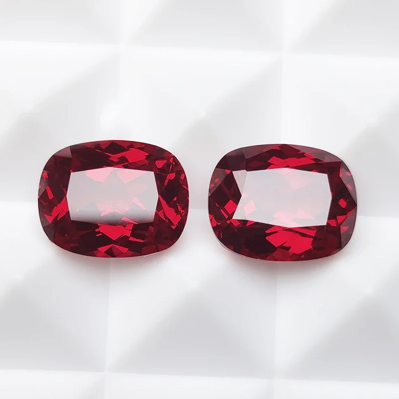 Hübscher rechteckiger, kissenförmiger Rubin in der Größe 12 x 16 mm, Farbe „Taubenblut“, für Schmuckanhänger, zum Basteln von Schmuckstücken, zur Sammlung oder zum Einsetzen als Edelstein. – Detail 3