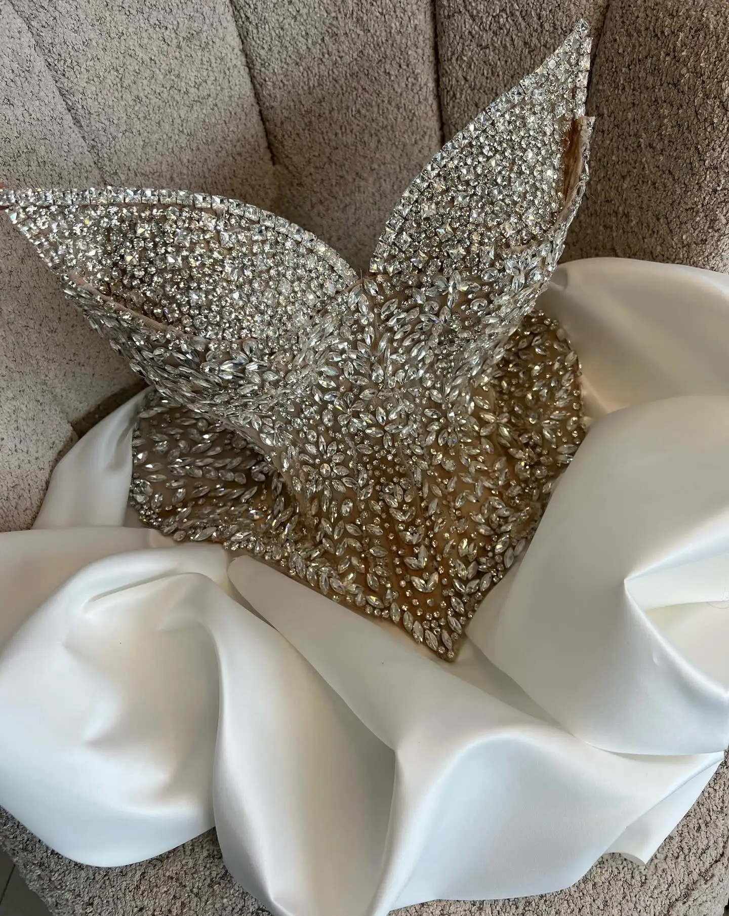 Nuovo arrivo lussuoso in rilievo corto abiti da festa da ballo gonna con volant cristalli pieni corsetto unico matrimonio secondo abito abito formale