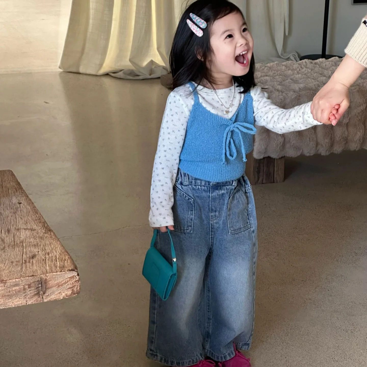 

Комплект детской одежды Весна 2026: Новинка в корейском стиле – вязаный шерстяной жилет для девочек, милая футболка и простые джинсовые брюки (комплект из трех предметов)