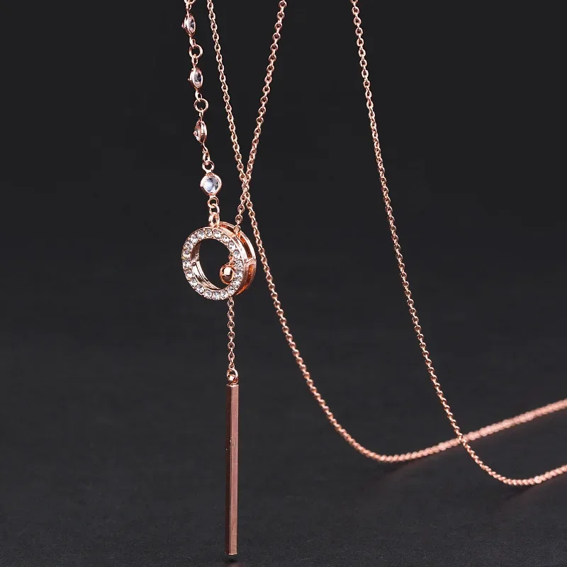 

2025 Длинная, универсальная, простая и высококачественная осенне-зимняя женская рубашка с декоративной цепочкой и ожерельем.