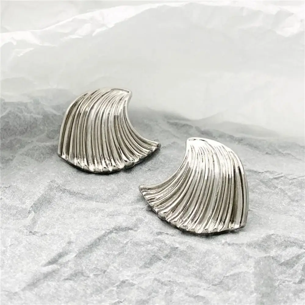 Металлические серьги-гвоздики, минималистичные индивидуальные корейские вечерние серьги в стиле панк, плиссированные дизайнерские геометрические украшения для пирсинга ушей для женщин и девочек