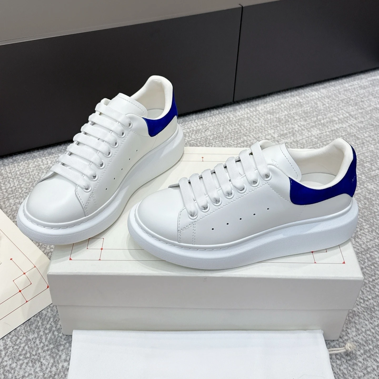 Zapatillas de plataforma de cuero genuino de marca, con tacón de ante, con cordones, informales, blancas, para caminar, que aumentan la altura.