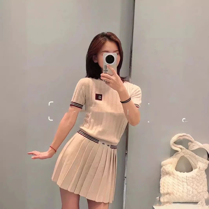 Spring And Summer Round Neck Contrasting Color Knitted Slim Fit Short Sleeved T Shirt For Women Pleated Short Skirt Casual Set