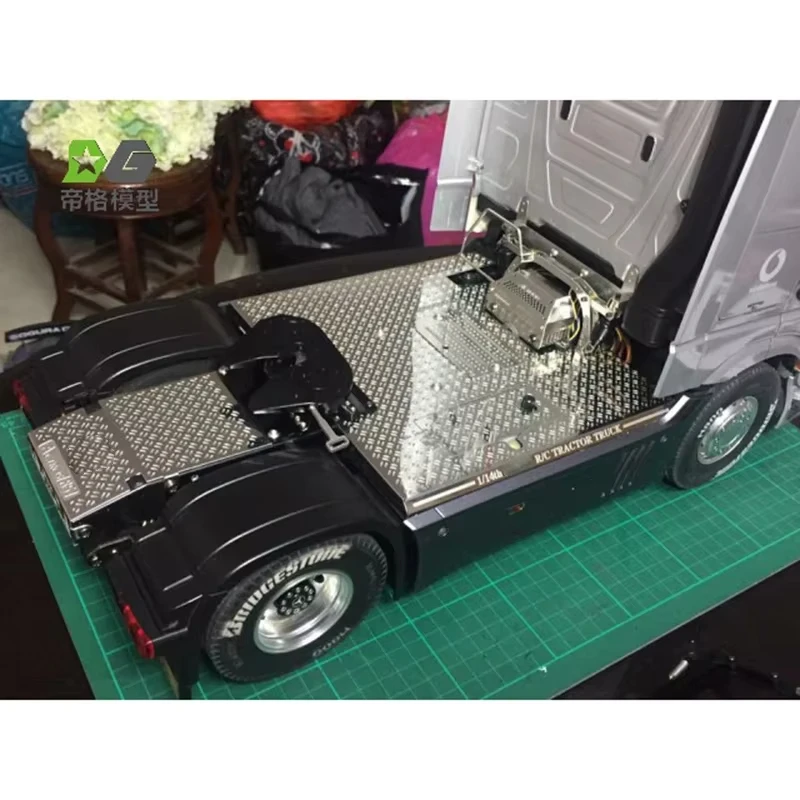 1PCS Simulazione Metallo Argento Grande Piastra Paramotore per 1/14 Tamiya RC Camion Scania 770s R620 R470 Benz 1851 Man Fai Da Te Parti di Automobili giocattoli