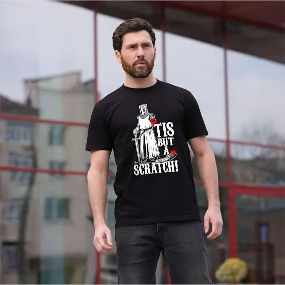 Lustiges Herren-T-Shirt „Es ist nur ein Kratzer“ – Mittelalterlicher Krieger Ritter – Lustiges Geschenk, sarkastisches T-Shirt, Y2k Mode Halloween Oberteil – Detail 6