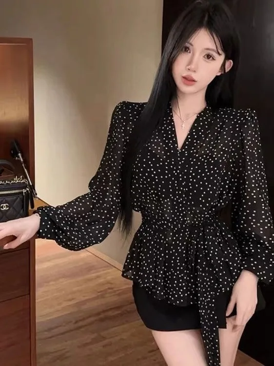 Elegante Camisa de Mujer con Estampado de Lunares, Estilo Delicado y Versátil, Blanca, de Manga Larga, Cuello en V y Botones, que Realza la Figura