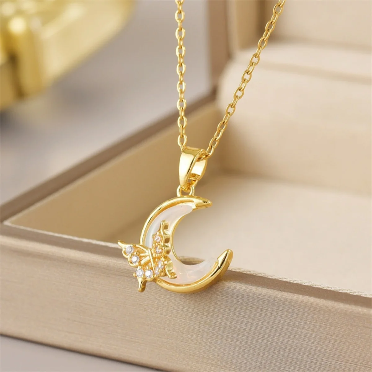 Edelstahl Intarsien Zirkon Schmetterling Mond Anhänger Halskette Für Frauen Männer Romantische Crescent Moon Tier Halsband Partei Schmuck