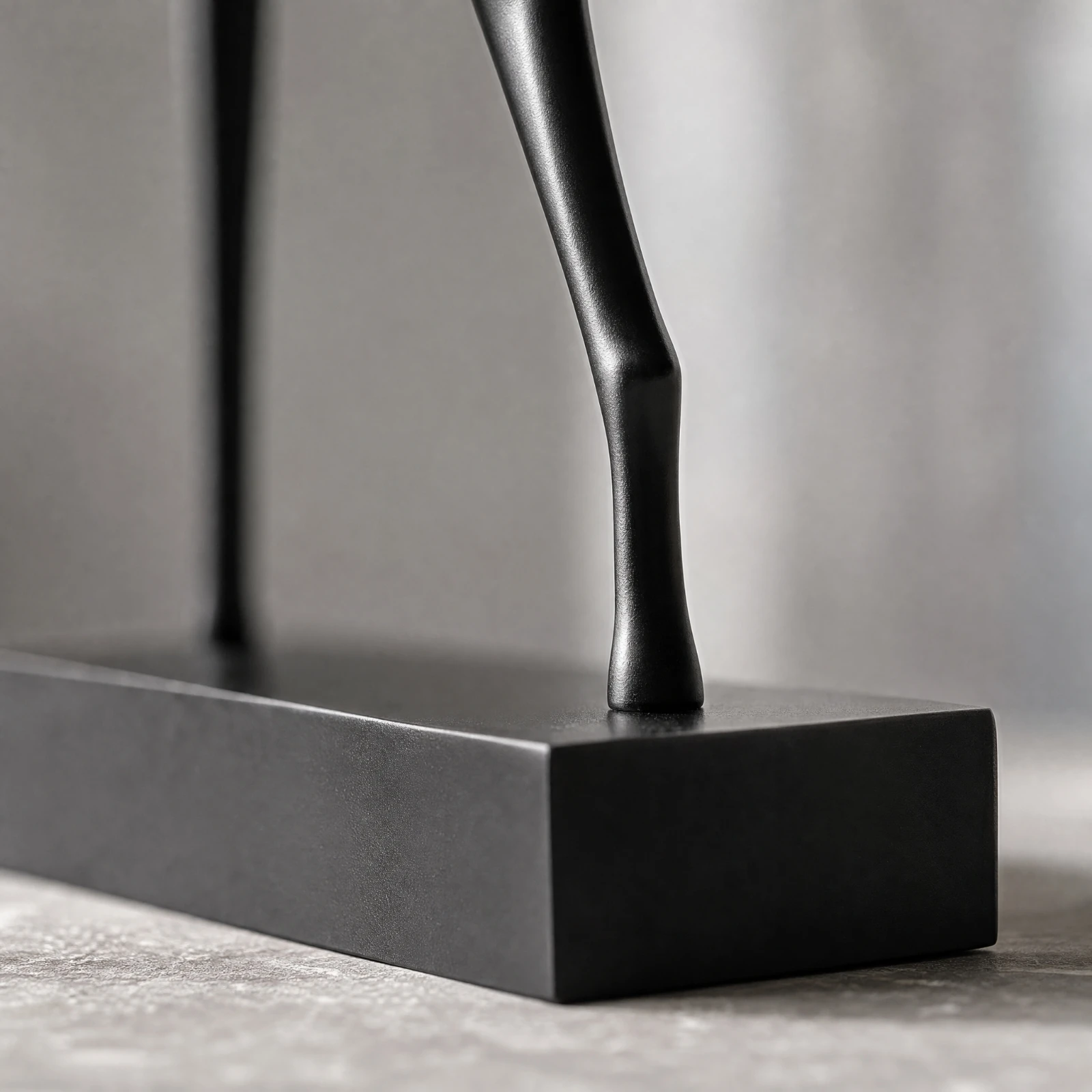 statue-de-cerf-avec-socle-rectangulaire-ornement-de-cerf-en-alliage-metallique-style-minimaliste-moderne-elegant-et-contemporain-ideal-pour-le-bureau