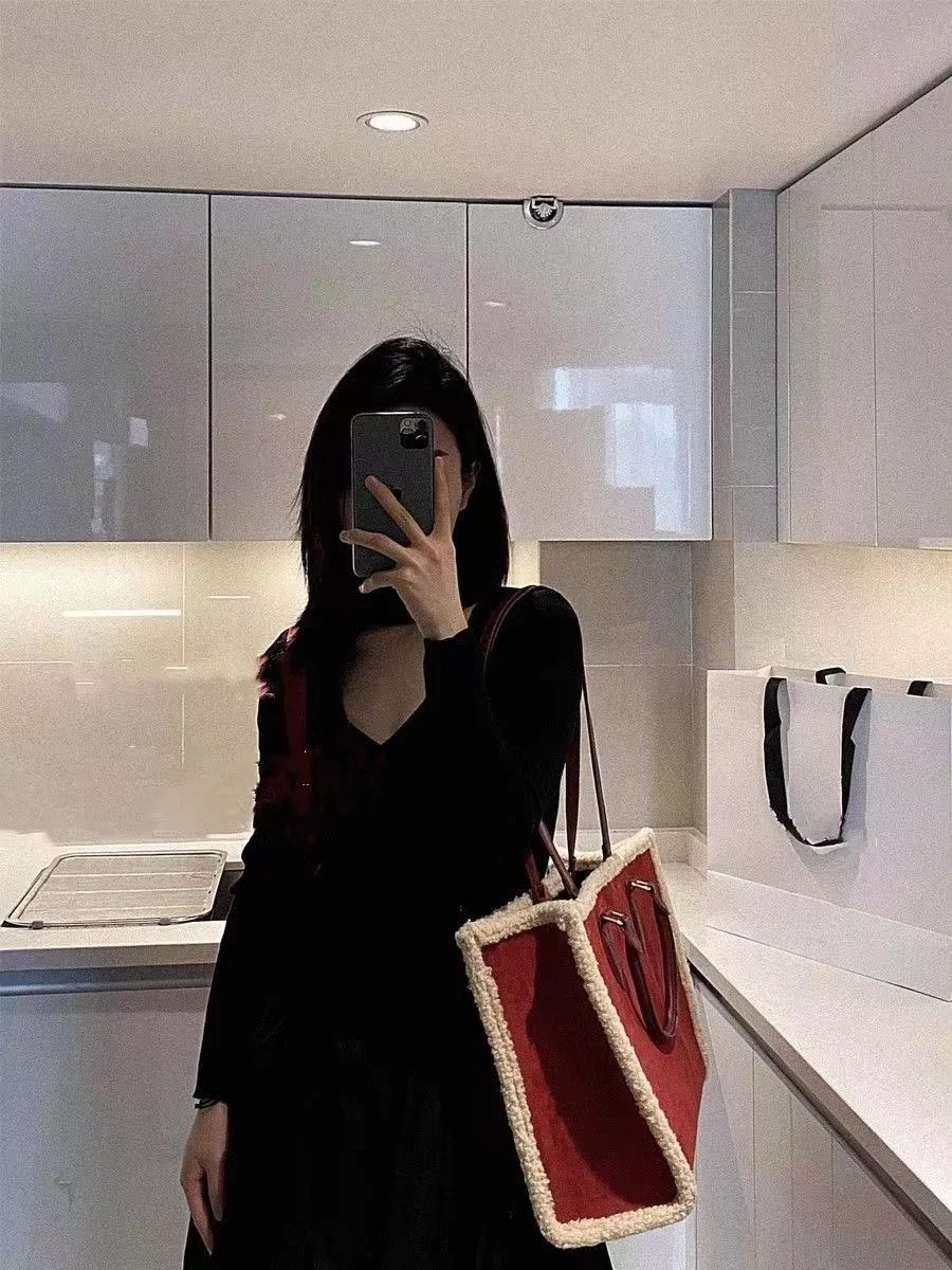 Lamb Plush Spliced Red Large Capacity Tote Bag 2024 Autumn/Winter Ladies Elegant Composite Bags Commuting One Shoulder Handbag