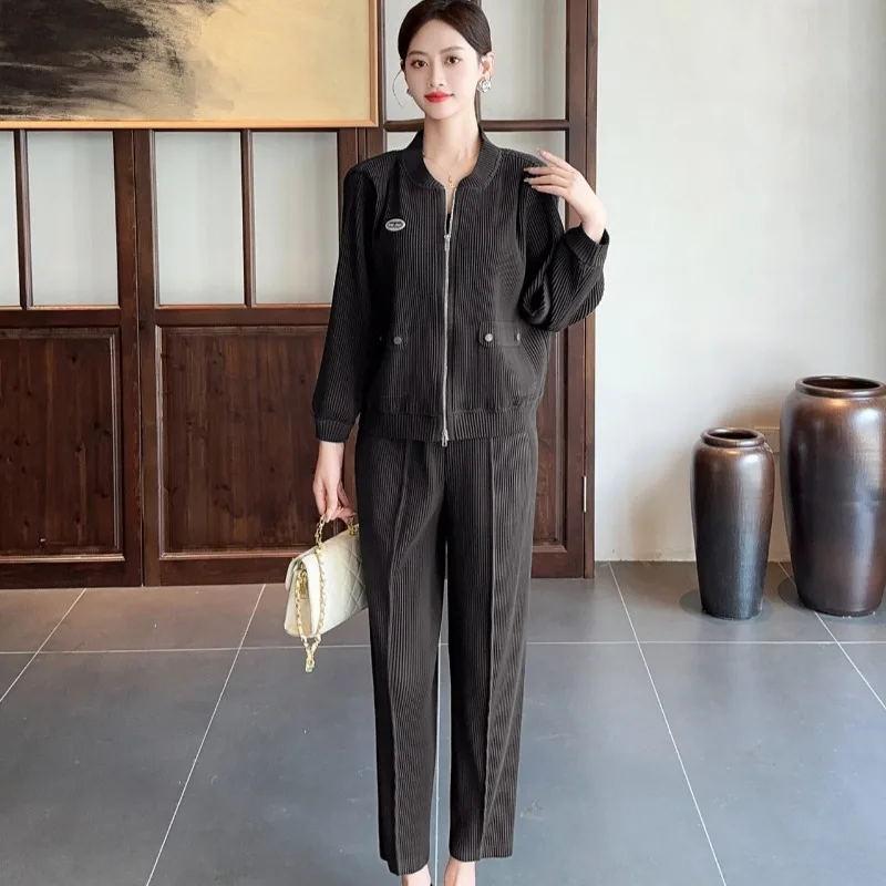 ชุดกางเกงพลีท Miyake คอลเลคชั่นฤดูใบไม้ร่วง แฟชั่นใหม่ เสื้อคาร์ดิแกนพลีทคอปกผู้หญิง ซิปด้านหน้า กางเกงขายาวทรงตรงขาเล็ก ชุดสองชิ้น