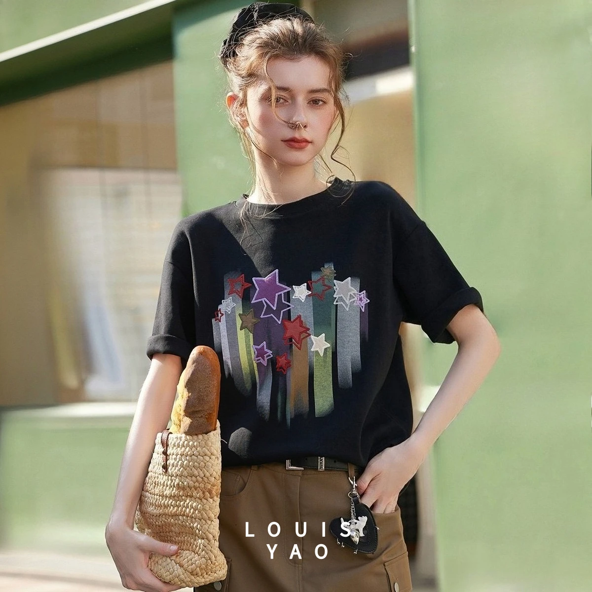 

LOUISYAO 2026 Летняя женская футболка свободного кроя с заниженной линией плеча, с принтом, повседневная, модная, шикарная, для ежедневной носки