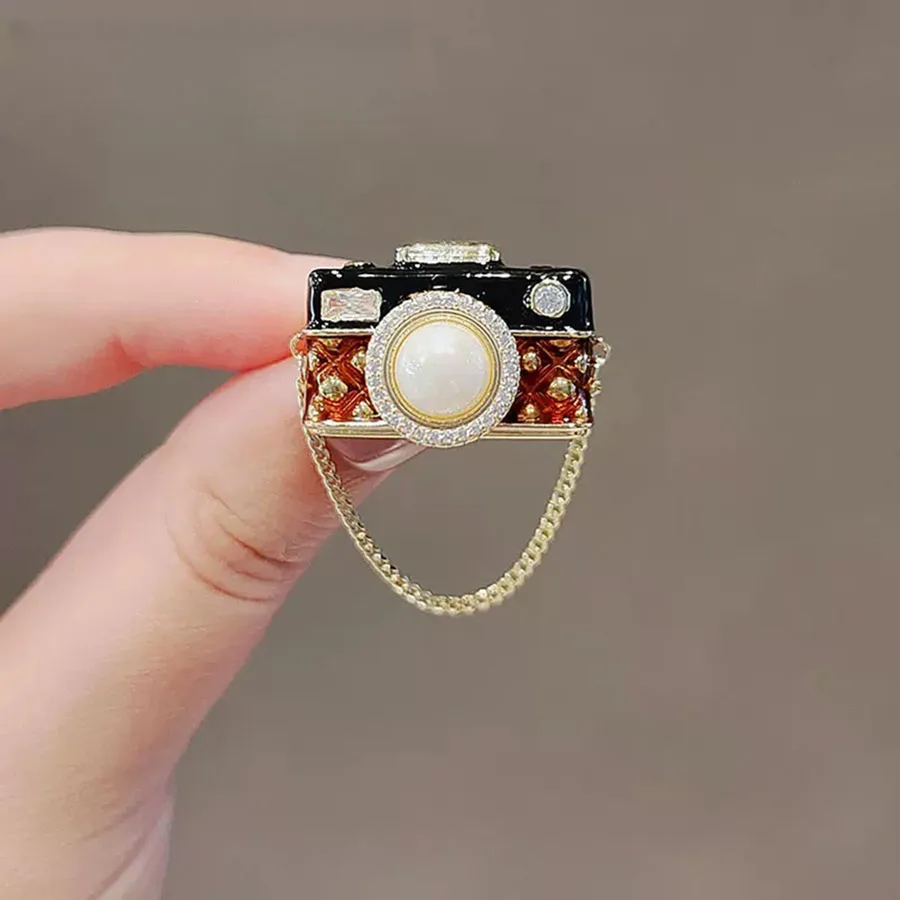 Elegant Women Men Fashion Pearl Camera Crsytal Chains Brooch Exquisite Lady Delicate Design Plaid Badges Accessories Gift