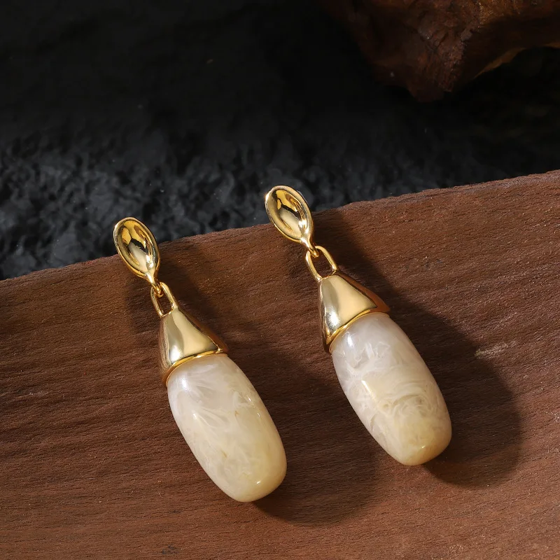 

Fashionable and personalized Maillard Feng drop-shaped resin drop earrings, light luxury and fashionable face-slimming earrings
