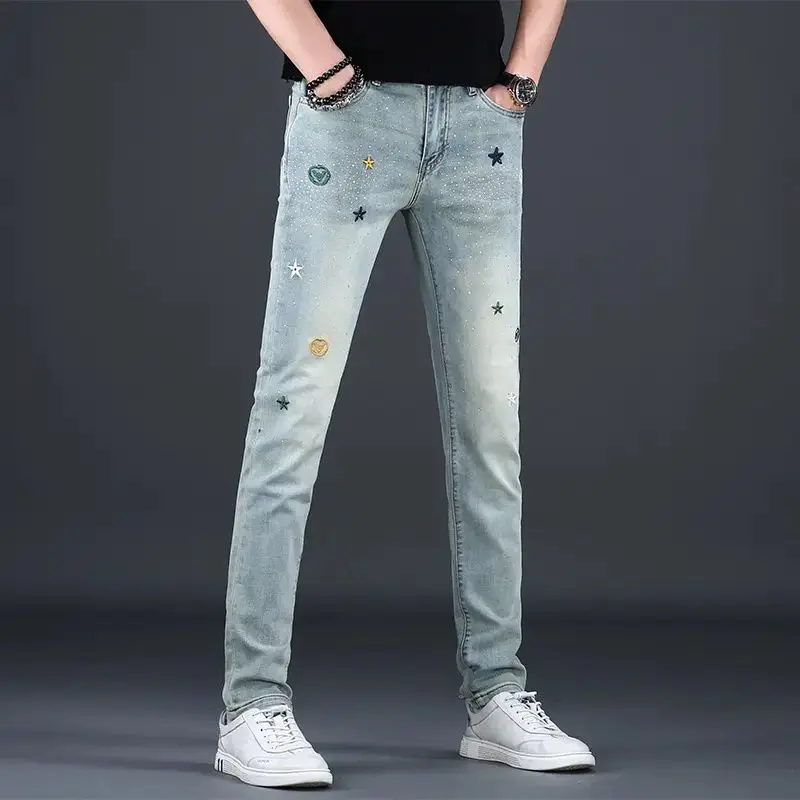 

Новые летние высококачественные джинсы с горячим ромбовидным принтом и вышивкой, облегающие эластичные повседневные модные мужские брюки на маленькой ножке
