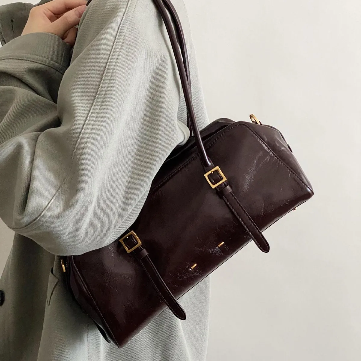 Vintage Large Capacity Women's Suede Leather Shoulder Crossbody Bag Versatile 2025 Commuter Boston Bag Woman Underarm Style