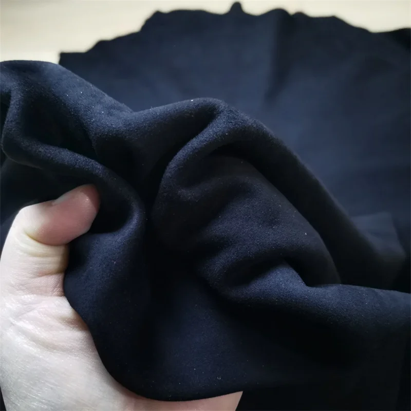 1 mm braunes schwarzes Schaf-Wildleder. Oberleder. Echtlederstoff. Handgefertigtes DIY für Kleidung im Inneren. Paketkante. Ganzes Schaffell – Detail 11