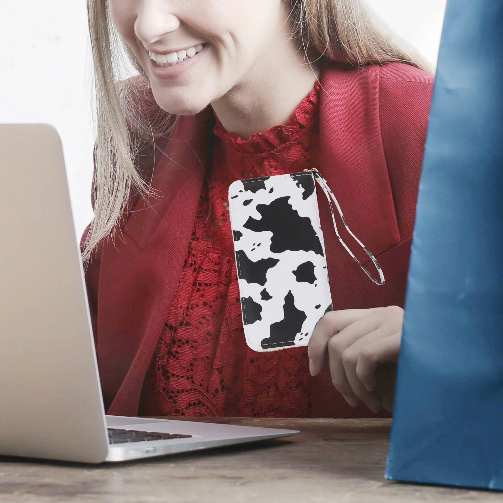 

Cow Print Women Clutch Bag Stylish Purse Lightweight Party Banquet Purse Wristlet Strap Cow Print Wallet Clutch Bag