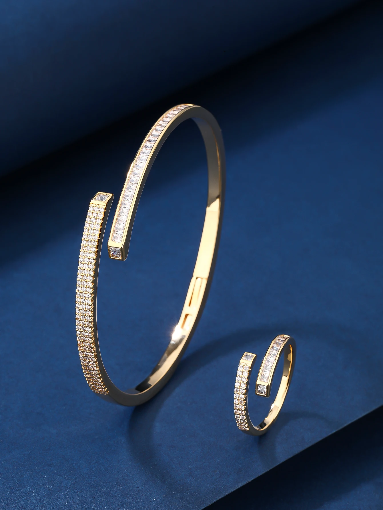 

Hand bracelet and ring set, featuring the dazzling cubic zirconia inlay technique, is suitable for both parties and daily wear.
