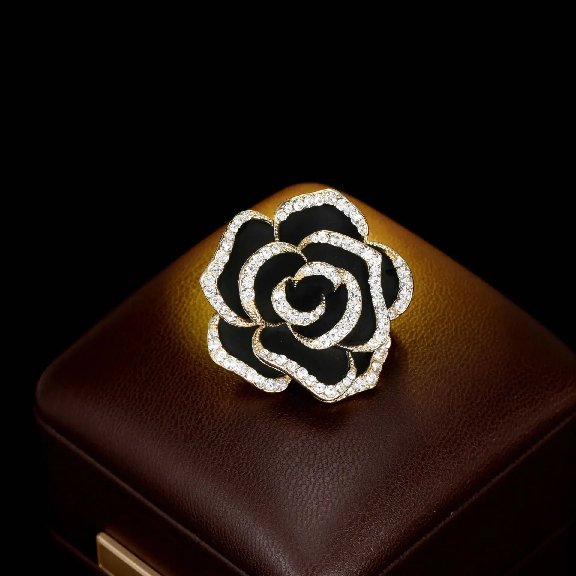 

This is a high-end, niche, French, elegant and retro camellia brooch with exquisite and high-end design.It is a brooch accessory