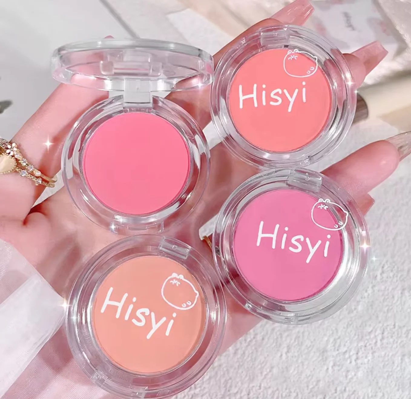 Róż do policzków jednokolorowy na co dzień - Róż z delikatnym, winnym połyskiem, drobny brokat, naturalna paleta kolorów, czysta uroda makijażu